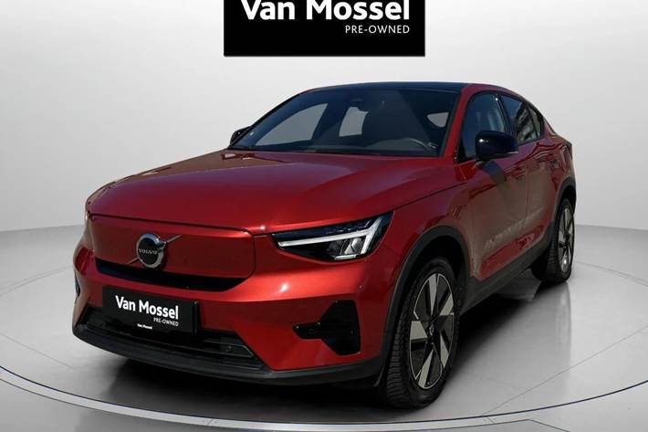 Rød Volvo C40 fra 2023 set udefra