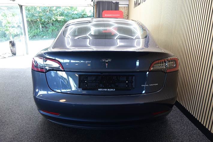 Grå Tesla Model 3 fra 2023