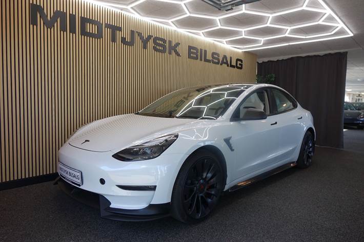 Hvid Tesla Model 3 fra 2022