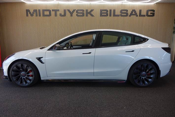 Hvid Tesla Model 3 fra 2022
