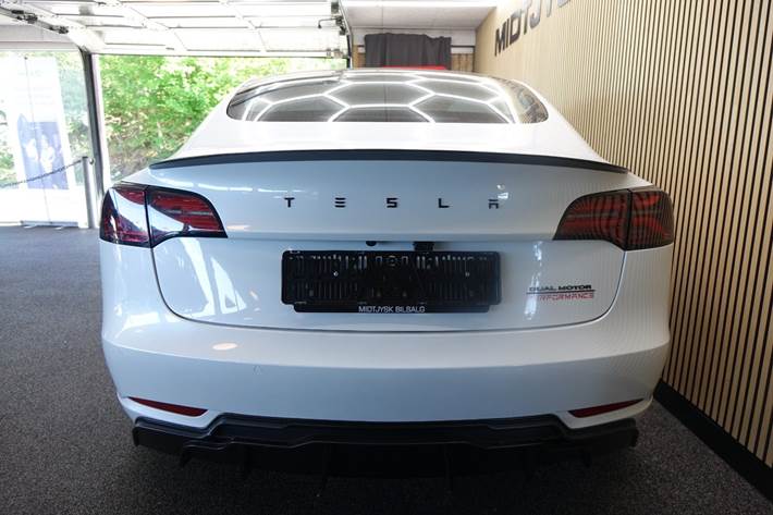 Hvid Tesla Model 3 fra 2022