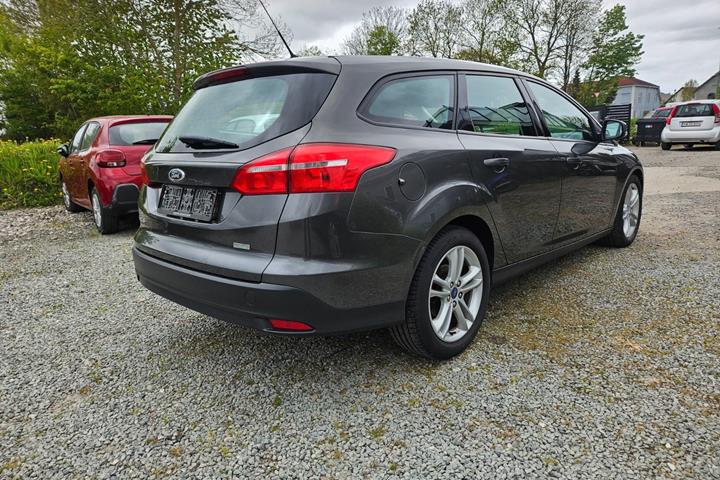 Grå Ford Focus fra 2016