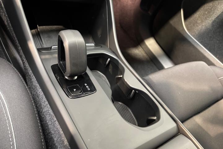 Grå Volvo EX40 fra 2025
