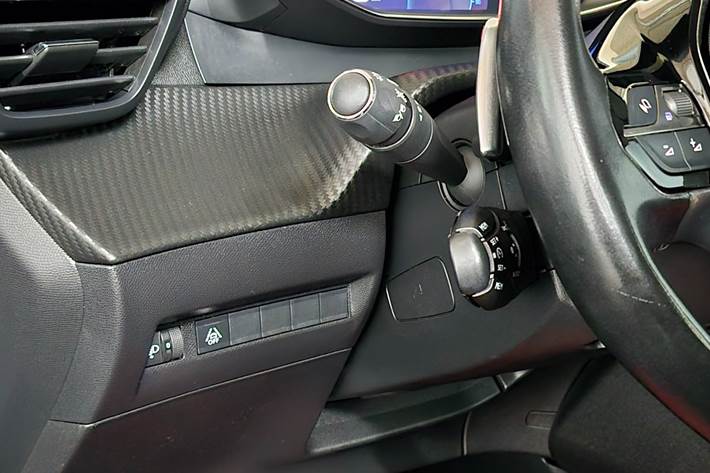 Grå Peugeot 208 fra 2020