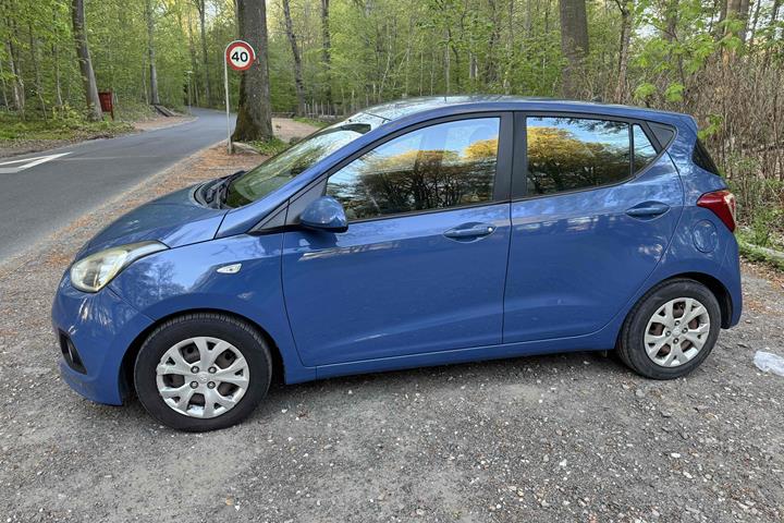Blå Hyundai i10 fra 2014