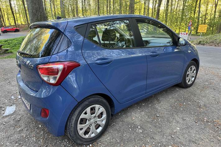 Blå Hyundai i10 fra 2014