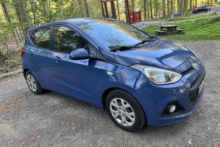 Blå Hyundai i10 fra 2014