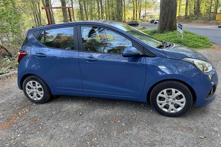 Blå Hyundai i10 fra 2014