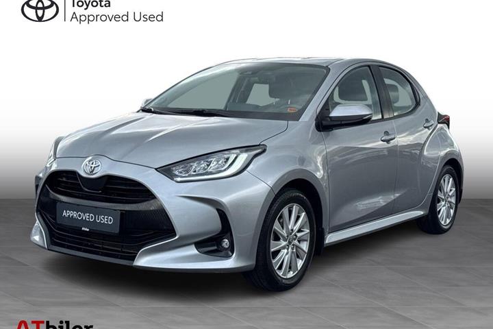Sølv Toyota Yaris fra 2021 set udefra