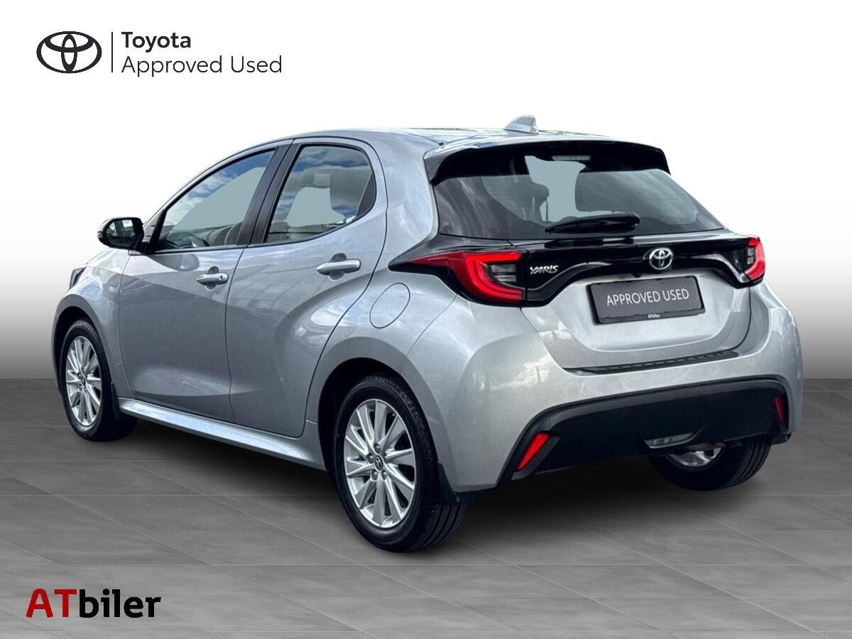 Sølv Toyota Yaris fra 2021