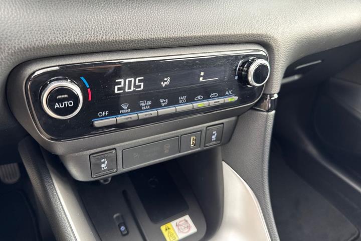 Sølv Toyota Yaris fra 2021