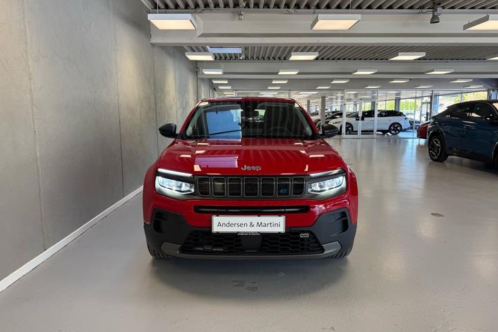 Rød Jeep Avenger fra 2023 set udefra