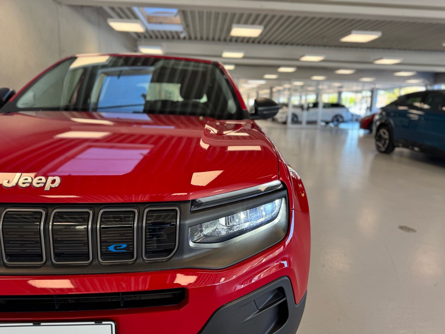 Rød Jeep Avenger fra 2023 set udefra
