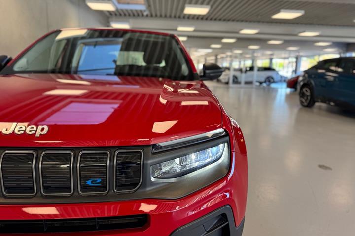 Rød Jeep Avenger fra 2023 set udefra