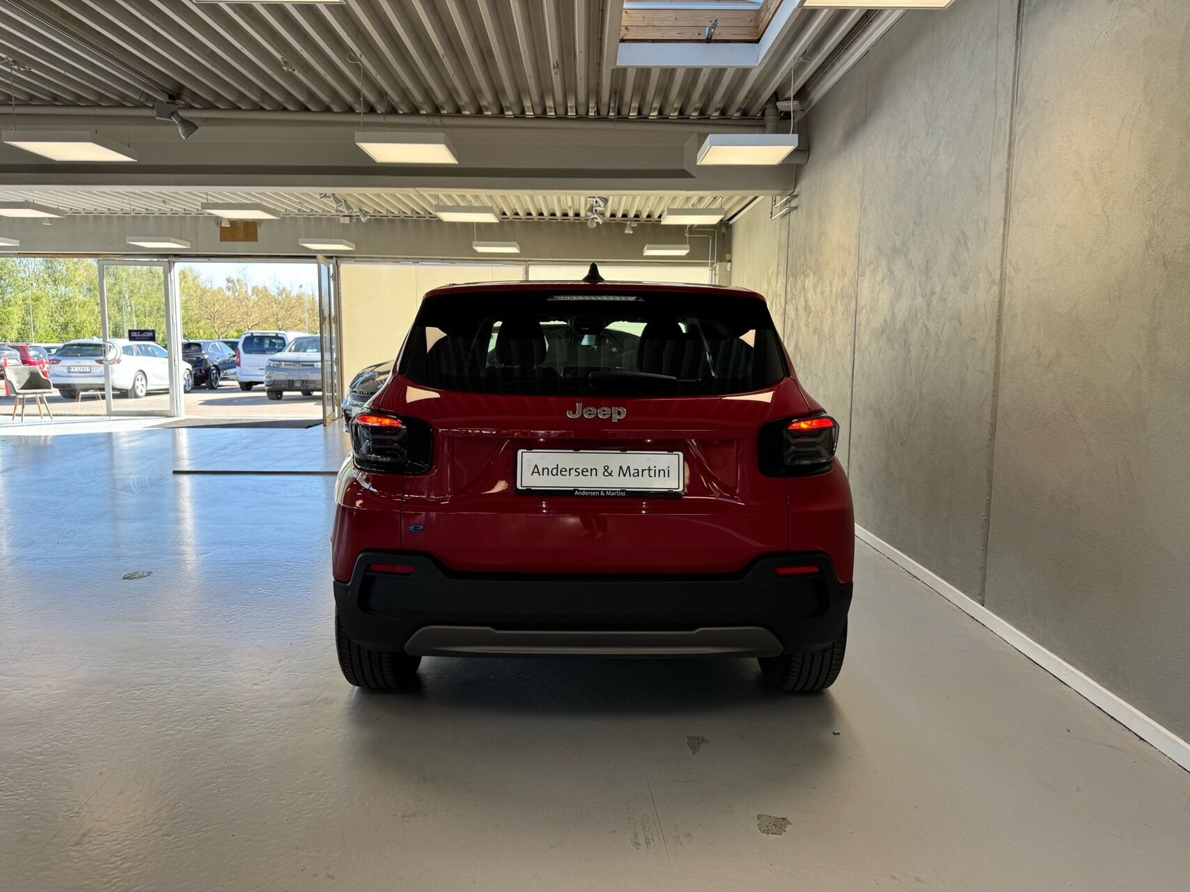 Rød Jeep Avenger fra 2023 set udefra