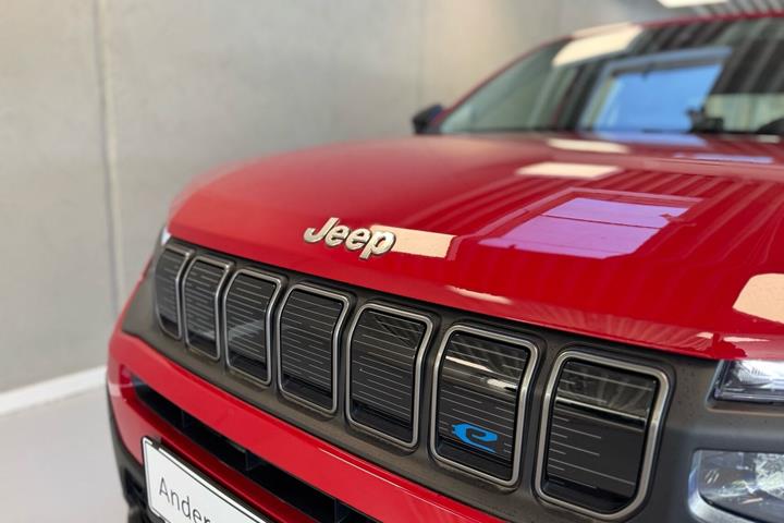 Rød Jeep Avenger fra 2023
