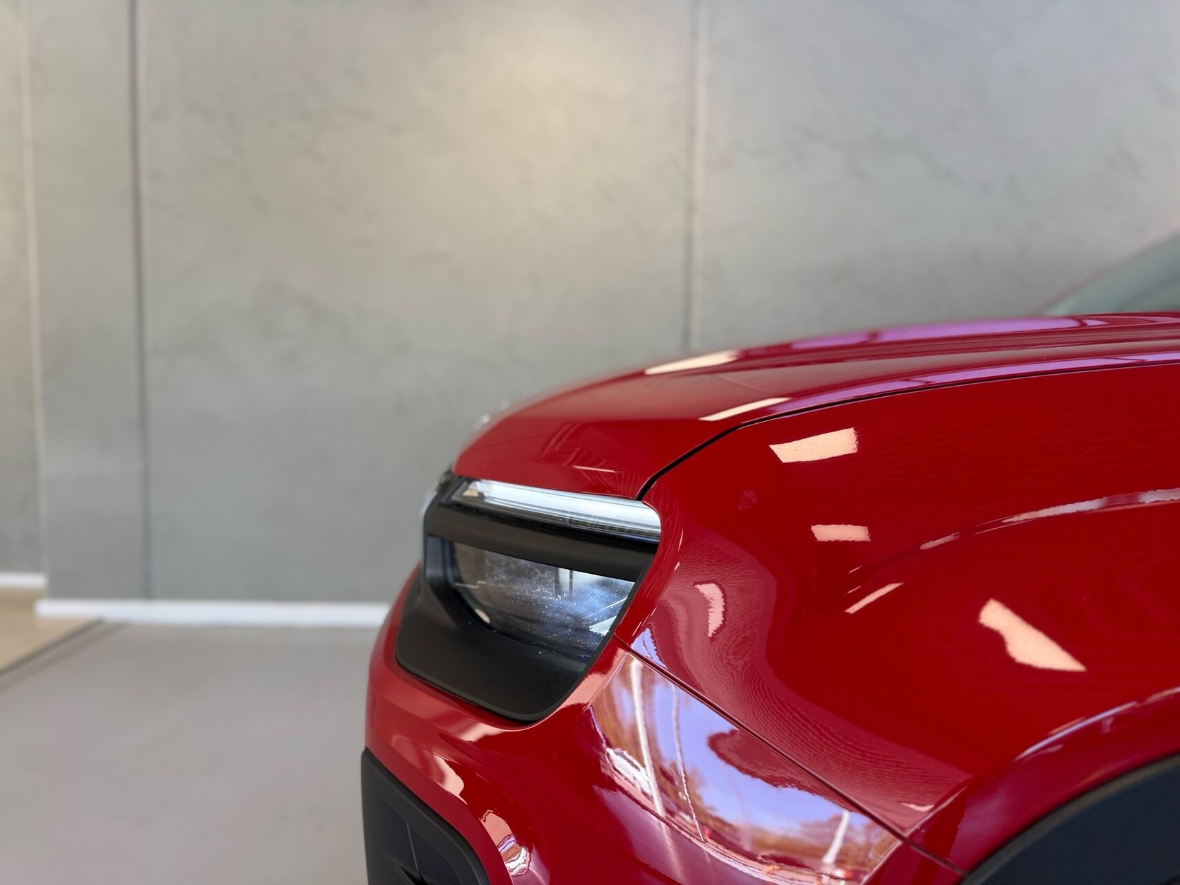 Rød Jeep Avenger fra 2023