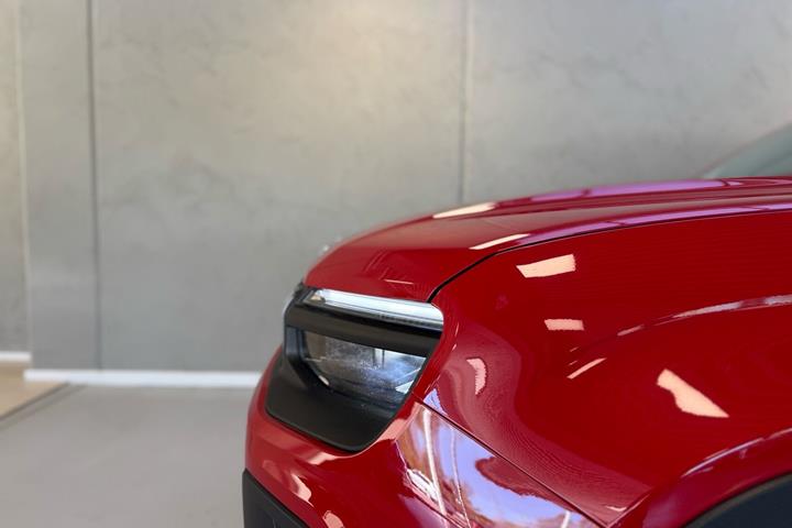 Rød Jeep Avenger fra 2023