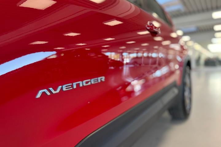 Rød Jeep Avenger fra 2023