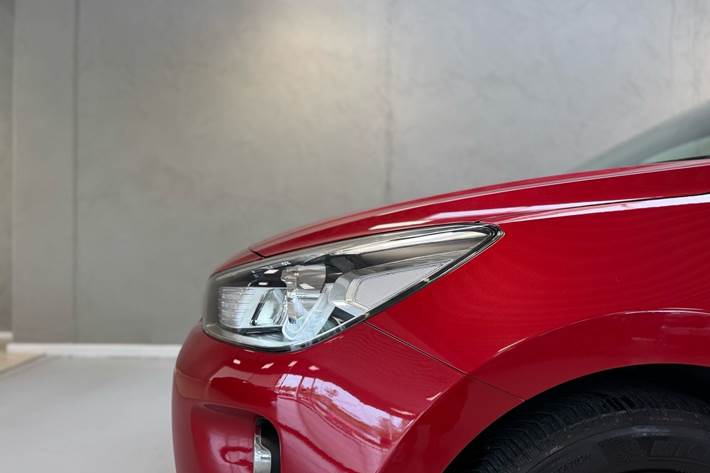Rød Kia Rio fra 2017