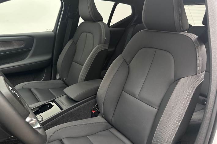 Hvid Volvo XC40 fra 2023