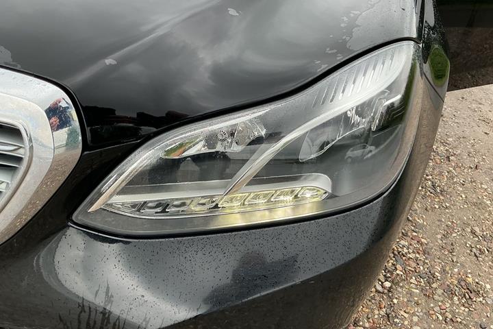 Sort Mercedes E200 d fra 2016 set udefra