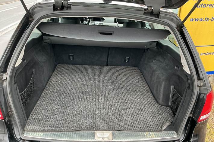 Sort Mercedes E200 d fra 2016 set indefra