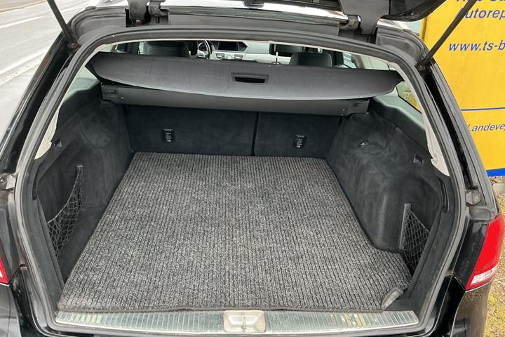 Sort Mercedes E200 d fra 2016 set indefra