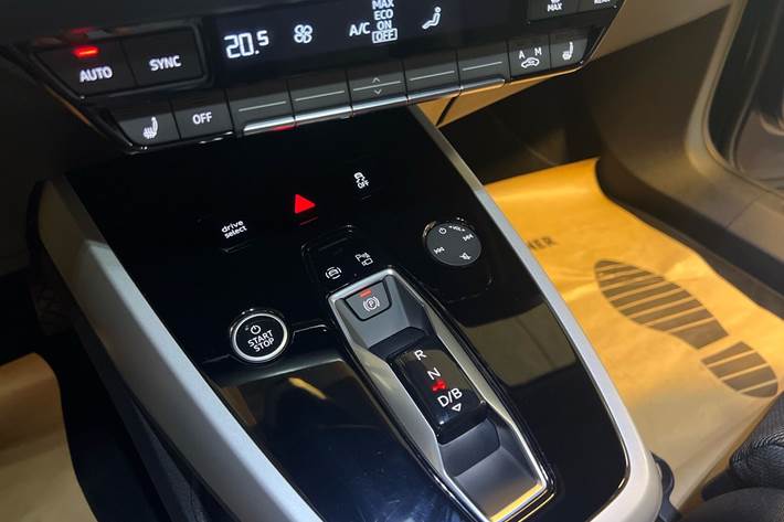 Blå Audi Q4 fra 2024