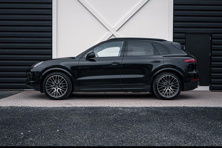 Gul Porsche Cayenne fra 2019