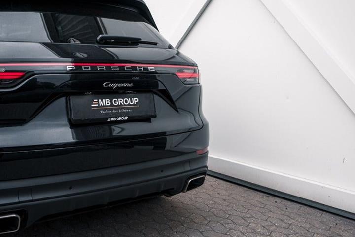 Gul Porsche Cayenne fra 2019