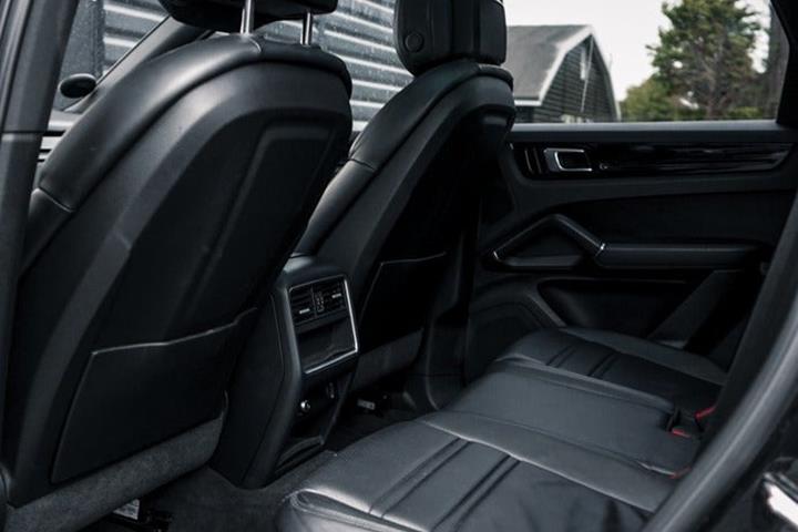 Gul Porsche Cayenne fra 2019