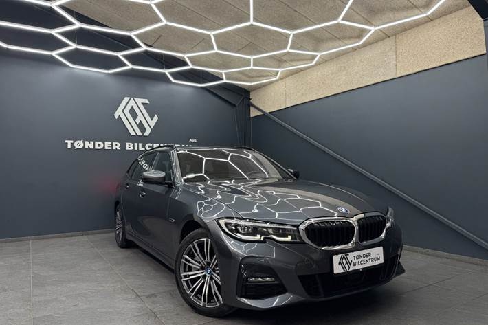 Grå BMW 330e fra 2022