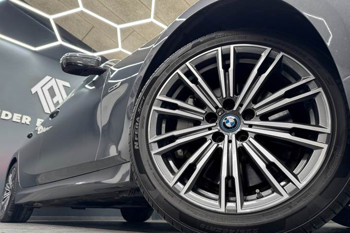 Grå BMW 330e fra 2022