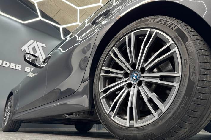 Grå BMW 330e fra 2022