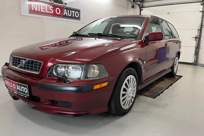 Rød Volvo V40 fra 2003