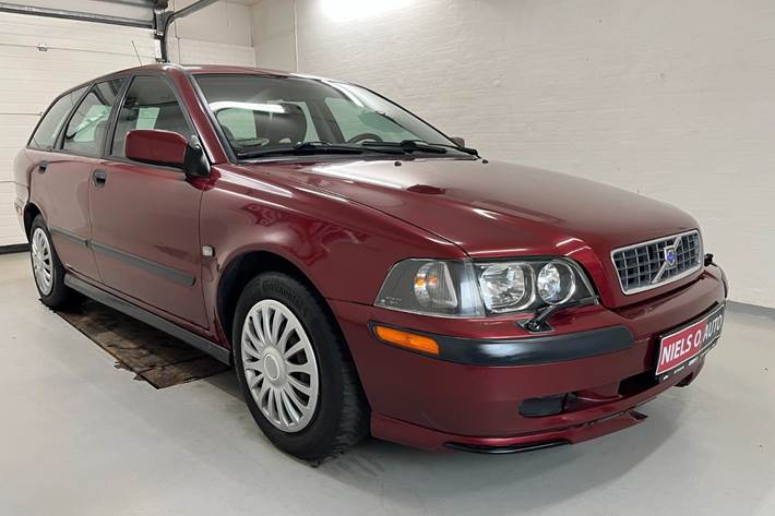 Rød Volvo V40 fra 2003