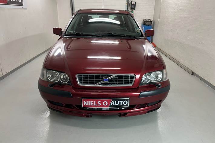 Rød Volvo V40 fra 2003