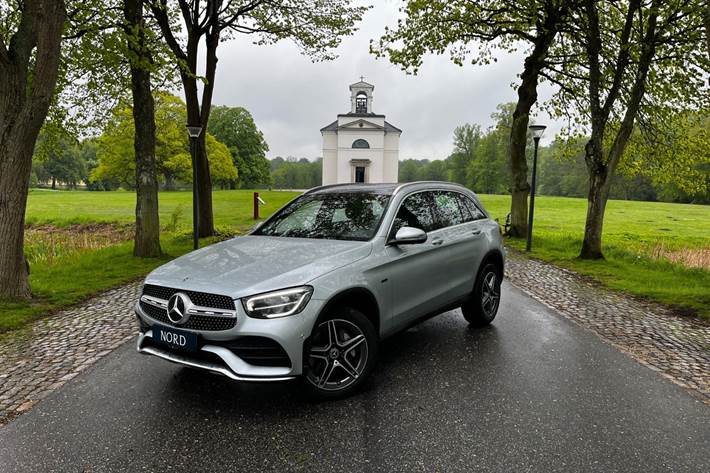 Grøn Mercedes GLC300 e fra 2022 set udefra