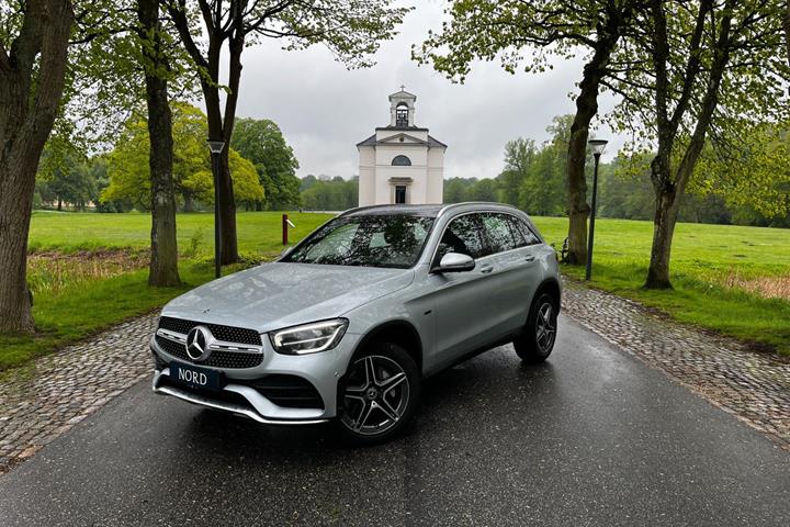 Grøn Mercedes GLC300 e fra 2022 set udefra