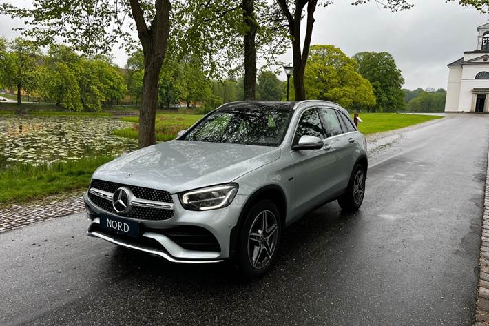 Grøn Mercedes GLC300 e fra 2022