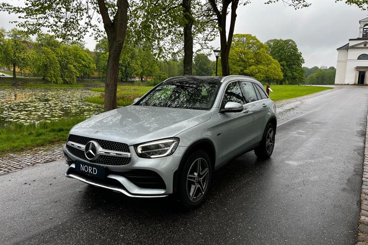 Grøn Mercedes GLC300 e fra 2022