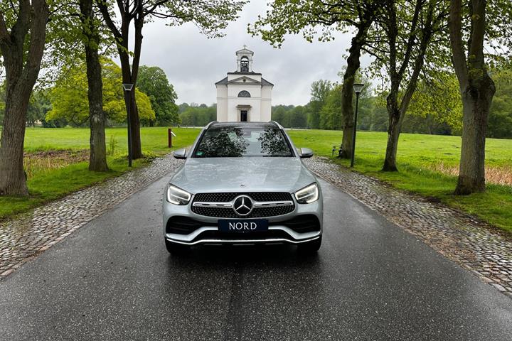 Grøn Mercedes GLC300 e fra 2022