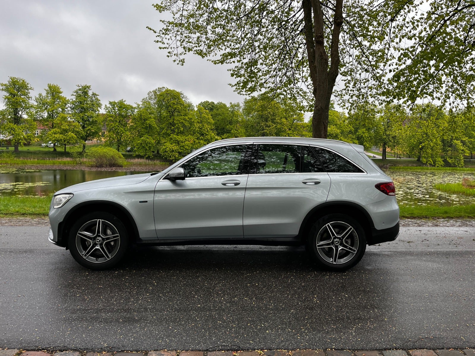Grøn Mercedes GLC300 e fra 2022