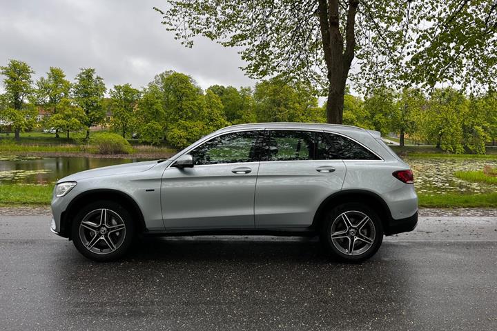 Grøn Mercedes GLC300 e fra 2022