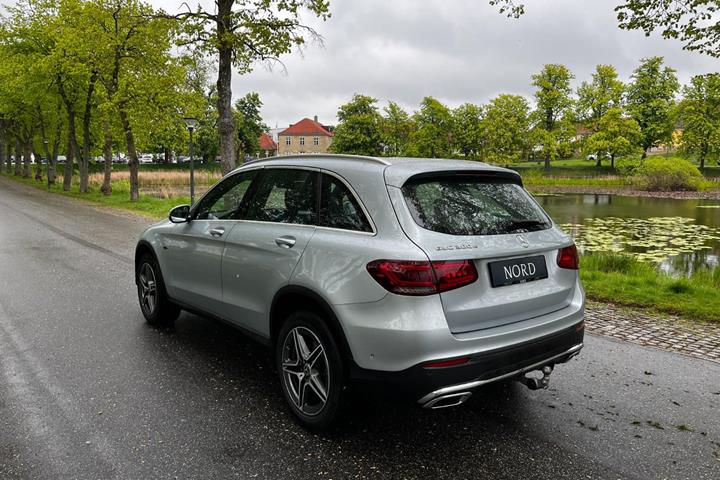 Grøn Mercedes GLC300 e fra 2022