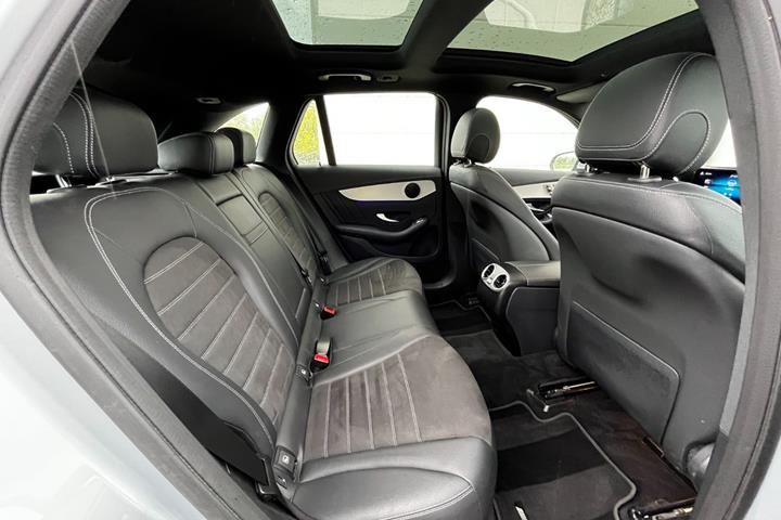 Grøn Mercedes GLC300 e fra 2022