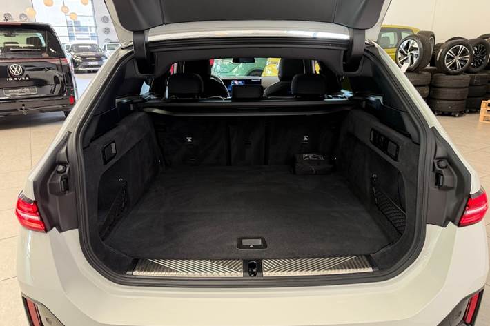 Hvid BMW i5 fra 2025