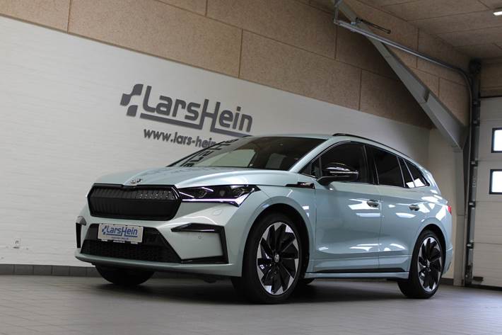 Sort Skoda Enyaq fra 2023 set udefra