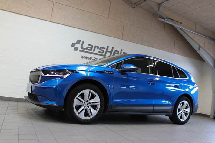 Blå Skoda Enyaq fra 2022